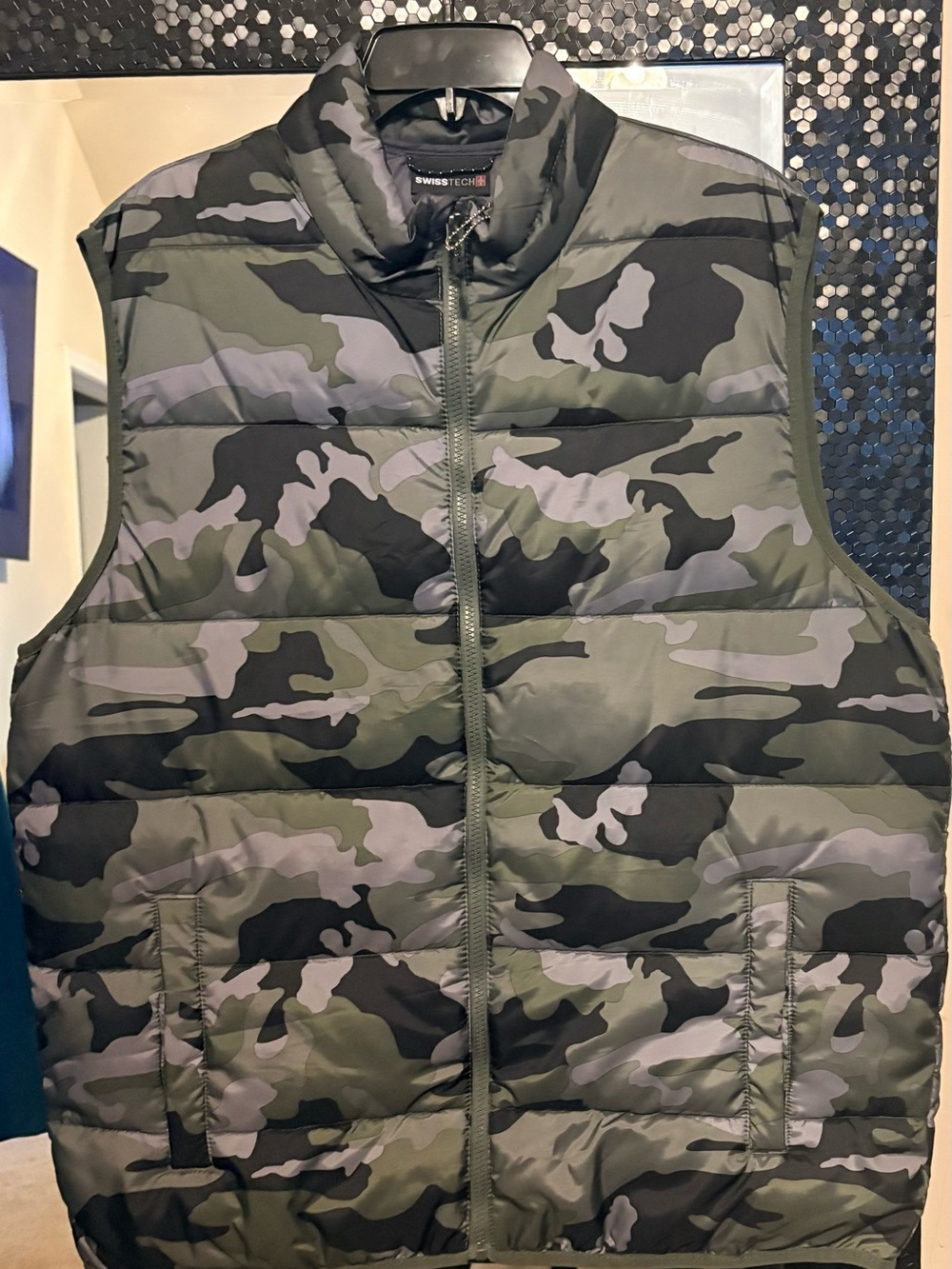 Swiss Tech Men's Camo Puffer Vest - Green/Black/Gray